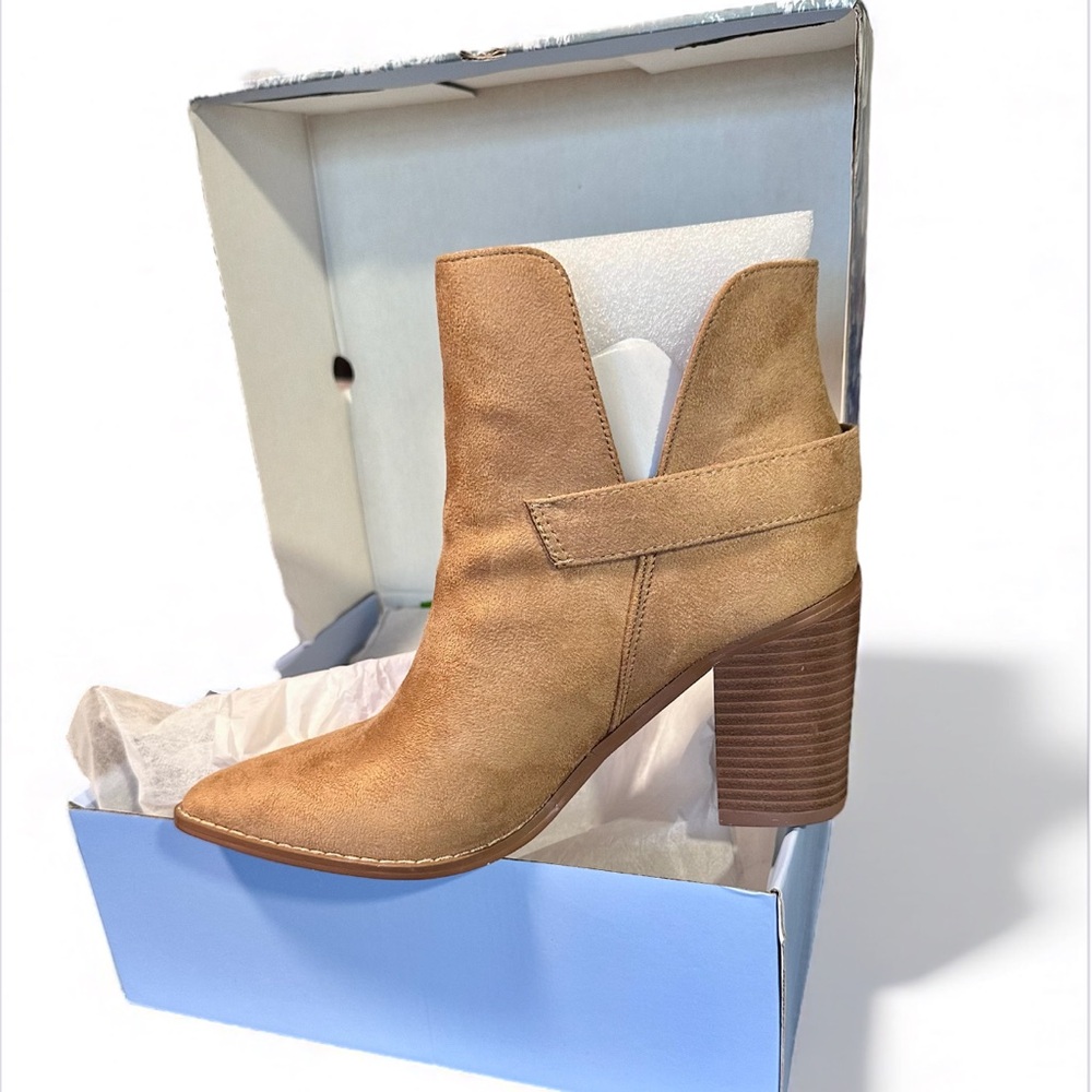 NIB! Laicigo Tan Suade Chelsea Boots w/Gold Buckle and dust bags